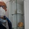 Friedrich Hetzer aus Greußenheim steht im Wohnzimmer seines Hauses und zeigt auf den Sprung in der Glasscheibe der Vitrine. Die Ursache führt er auf Sprengungen im Roßbrunner Steinbruch zurück