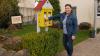 Katja Walter-Helk freut sich über ihren neuen und bunten Blütenautomaten vor ihrem Haus am Kiesberg in Erbshausen. Für 50 Cent oder einen Euro kann man sich insektenfreundlichen Samen für heimische Blumen und Kräuter ziehen. Die Kunststoffkapseln können später in einer Vorrichtung über dem Automaten zurückgegeben werden.