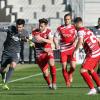 Am Ende gab es ein 2:2-Unentschieden zwischen dem Karlsruher SC und den Würzburger Kickers (von links): Jerome Gondorf (Spielführer KSC) sowie Dominik Meisel, David Kopaczund Kapitän Arne Feick (alle Würzburger Kickers)