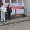 Freuen sich über die Eröffnung des Schnelltestzentrums in Hesselbach (von links) Bürgermeister Johannes Grebner, Marco Bonfig, Rainer Kaufmann, Frank Karrlein, Yvonne Stefi (alle Malteser Schweinfurt), Pfarrer Kai Söder sowie zwei ehrenamtliche Helferinnen des Testzentrums.