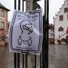 Ein Schild verweist auf die Maskenpflicht in der Innenstadt in Karlstadt. 