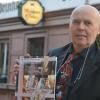 Sommelier Harald Wiesmann stellt sein neues Weinbuch "My inner Wine Voice" vor. Unser Bild zeigt ihn vor dem Weinhaus Anker in Marktheidenfeld, in dem er einst eine Lehre gemacht hatte.