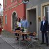 Landrätin Tamara Bischof, Sabrina Bausewein, Ehemann Matthias Popp und Bürgermeister Dieter Lenzer (von links) bei der Urkundenübergabe.