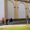 Ortsbegehung an der Wallfahrtskirche Fährbrück. Das historische Pflaster vor der Kirche ist ein Bodendenkmal und darf nicht beschädigt werden. Von links: Planung- und Projektleiter Tobias Wörle von der ÜZ Mainfranken, Bauunternehmer Günter Weißenseel, Rupert Hetterich von der Kirchenverwaltung und Verwaltungsleiter Andreas Hornung vom "Pastoralen Raum Bergtheim-Fährbrück".
