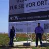 Hier soll das "Medical Center Windmühle", ein künftiges Ärztehaus in Unterpleichfeld, entstehen. Beim großen Hinweisschild am geplanten Standort besprachen sich Bürgermeister Alois Fischer (links) und der Investor Dr. Etienne Loho.
