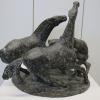 Pferde jeglicher Art sind ein für Gustl G. Kirchner typisches Motiv im Künstlerhof Oberndorf. Hier eine Kleinplastik aus Bronze mit streitenden Hengsten.