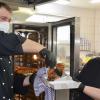Gemeinsam kochen sie auch in der Krise: Bianca Behr und Michael Ehwalt fangen als Inhaber des Genießerwerks in Zeilitzheim den Verlust zahlreicher Mitarbeiter mit ihrer eigenen Arbeitskraft auf. 

An Sonntagen bieten die beiden Caterer seit Mai Mittagessen "to go" an. Das knusprige Schäufele mit Klößen und Wirsing ist dabei eines der beliebtesten Gerichte.