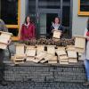 Begeistert vom Projekt Fledermauskästen in Rhön und Grabfeld Georg Warnke und Sabine Kriesche vom Bund Naturschutz sowie die beiden verantwortlichen Fachlehrerinnen der Mittelschule Stefanie Mauer und Roth Damovsky.