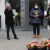 Rosen zum Frauentag und für einen fairen Handel. Von links: Bürgermeister Willi Warmuth, Ute Klein, Sprecherin der Steuerungsgruppe Fairtrade, Alexandra Dickmeis (Verwaltungsmitarbeiterin), und Ute Hofmann (Gleichstellungsbeauftragte der Gemeinde).