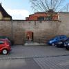 Diese Kurzzeitparkplätze grenzen an das Gerlach von Hohenlohe Stift an. Hier wird über eine Umwandlung in Dauerparkplätze diskutiert. Die stünden dann allerdings allen, nicht nur Mitarbeitenden zur Verfügung.
