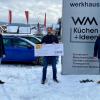 Alexander Rüppel (links) und Sven Rüppel (rechts) übergeben ihre Spende an Werner Friedel für die Kinderhilfe Tansania.
