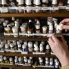 Ein Schrank voller homöopathischer Präparate: Einen wissenschaftlichen Beweis für die Wirkung homöopatischer Mittel gibt es nicht.
