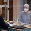 Freut sich über das „Privileg einer Corona-Impfung“: Heimbeiratsmitglied Brigitte Jensen (rechts) bei der Impfaufklärung durch Eva-Maria Eisenhauer im Seniorenzentrum Haus Heimberg.