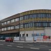 Die Arbeiten gehen zügig voran. Im Sommer soll ein Mediamarkt in das neue Geschäftshaus der Sparkasse einziehen.
