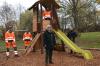 Ein neues Spielgerät für den Spielplatz „Wildpark“ in Schollbrunn. Bürgermeisterin Thea Kohlroß bedankt sich bei den Mitarbeitern ihres Bauhofs. ILE-Manager Markus Kapfer zahlte die Fördergelder aus dem Regionalbudget 2020 aus. Ein neues Spielgerät für den Spielplatz „Wildpark“ in Schollbrunn. Bürgermeisterin Thea Kohlroß bedankt sich bei den Mitarbeitern ihres Bauhofs. ILE-Manager Markus Kapfer zahlte die Fördergelder aus dem Regionalbudget 2020 aus.