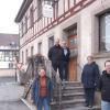 Die Familie Barthelmes auf der Eingangstreppe zu ihrem Landgasthof zur Linde in Irmelshausen. 