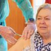 Senioren können sich in Bayern auch per Post für eine Impfung gegen das Coronavirus anmelden. Der Landkreis verteilt dafür Karten an über 80-Jährige, die in öffentlichen Gebäuden, Apotheken und Arztpraxen ausliegen.
