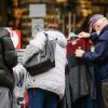 Einige Läden in der Innenstadt locken die Kunden mit Sale-Angeboten.