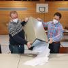 Aufgrund der begrenzten Zahl an Wahlhelfern und der großen Zahl an Briefwählern zog sich die Auszählung des Bürgerentscheids in Hettstadt am Sonntag bis in den späten Abend hin. Beim Leeren der Wahlurne (von links):  der Initiator des Bürgerbegehrens Michael Bauer, Geschäftsleiter Thomas Aufmuth, Bauamt-Mitarbeiter Alexander Hild und Bürgermeisterin Andrea Rothenbucher. 