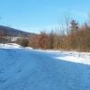 An der Verbindung vom Radweg Karlburg-Mühlbach zur Karolingerbrücke sind nach wie vor Eis und Schnee.