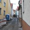 Was im Untergrund dieser Gasse in Güntersleben schlummert, lässt sich in einer Ausschreibung kaum abschätzen.