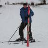 Abteilungsleiter Uwe Derra vor der schneebedeckten „Herzleite“ in Neubrunn, auf der vor Jahren Slalom und Abfahrten durchgeführt wurden.