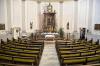 Ein Kirchenraum mit reicher Ausstattung: Links im Altarraum hängt die Figur des der Kirchenpatrons St. Andreas. Der Hochaltar stammt aus der Haßfurter Ritterkapelle, als diese 1889 im neugotischen Stil renoviert wurde. Er ist ein Werk des Hofbildhauers Johann Peter Wagner von 1786.