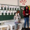 Kleine Präsente überreichte Elternbeiratsvorsitzende Jasmin Singh-Neckermann (Mitte) an die Schüler zum Schulstart am Montag und Dienstag. Außerdem im Bild: Yuli Jeon, Klasse 1c (links) und Rektor Walter Schäffer.
