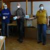 Der Verein für offene Psychiatrie spendet der gemeinnützigen VOP-GmbH medizinische und FFP2-Masken:  Gerald Hauk (links) und Vorsitzende Gisela Authmann-Bopp (Vierte von links) vom Verein mit VOP-Geschäftsführer Alfred Wolfert (Mitte) und zwei Tagesstättenbesuchern.