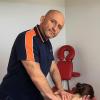 Auch der Physiotherapeut Attila Christ versucht, den Patienten die Verspannungen zu nehmen. 