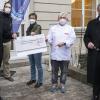 Eine Spende in Höhe von 7950 Euro fließt in das Gesundheitsprojekt der Wärmestube. Im Bild (von links): Paul Lehrieder (MdB, Vorsitzender des Fördervereins Wärmestube), Christian Urban (Leiter der Wärmestube), Nadia Fiedler (Geschäftsführerin der Christophorus-Gesellschaft), Sternekoch Bernhard Reiser und Domkapitular Clemens Bieber (Vorsitzender des Caritasverbandes für die Diözese Würzburg).