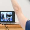 Vereinssport am Laptop: Übungsleiterinnen von der TG Würzburg bieten ihre Fitnesskurse online an. Das Video erscheint live auf dem Bildschirm der Teilnehmer des Kurses.
