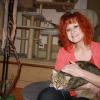 Monika Loewenhofer streichelt Bengo über das Fell. Seit acht Jahren lebt die Katze bei ihr – kurz nach der Geburt wurde Bengo in einem Plastiksack gefunden.