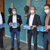 Firma R. Plast GmbH aus Schweinfurt spendet FFP2-Masken im Wert von 7500 Euro. Im Bild (von links): Jan von Lackum, Ordnungsreferent und Leiter Katastrophenschutz der Stadt Schweinfurt,Rolf Treutlein und Martin Winter, beide Geschäftsführer der Firma R. Plast GmbH, Oberbürgermeister Sebastian Remelé.