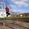 Zum Spielen freigegeben: Bürgermeister Wolfgang Lampe (links) und Philipp Kurzendorfer freuen sich, dass der Abenteuerspielplatz am Schlössleinsbuck mit Kletterpyramide und Seilbahn neu ausgestattet werden konnte.
