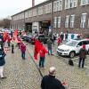 Mit einem lauten Hup- und Pfeifkonzert protestierten Schaeffler-Beschäftigte am Freitagmittag vor dem Werk in Schweinfurt gegen Standortschließungen und Arbeitsplatzabbau.