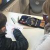 Nicole Friedrichs, Schulsozialarbeiterin an der Höchberger Grundschule, erklärt einem Schüler seine Matheaufgaben. Nicole Friedrichs, Schulsozialarbeiterin an der Höchberger Grundschule, erklärt einem Schüler seine Matheaufgaben.