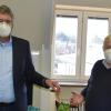 Krankenhausdirektor Karsten Eck (links) gratulierte und Schneidermeister Erwin Hirschmann zu dessen 85. Geburtstag.