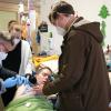 Ein mobiles Impfteam sucht die Klienten des Blindeninstituts direkt in den Wohngruppen auf, um die Schutzimpfung vorzunehmen. Im Bild (von links):  Dr. Stefan Essers, Dr. Jürgen Berthold sowie Heilerziehungspflegerin Sarah Rehäuser und Pflegefachkraft Christian Trunk mit einem jugendlichen Bewohner.