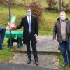 Sieben Defibrillatoren im Wert von rund 12 000 Euro übergab die Raiffeisenbank Main-Spessart an vier Bürgermeister aus ihrem Geschäftsgebiet. Im Bild (von links): Bürgermeisterin Lioba Zieres (Obersinn), Marco Löffler, Finanzberater der Raiffeisenbank, und Mitinitiator Thorsten Becker