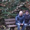 Sie hängen in Eltmann die Kugeln in den Wald: Andrea und Jürgen Neuß.