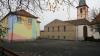 Das ehemalige Schulhaus (links) soll mit dem asphaltierten Vorplatz und dem "Alten Schulhaus" (am rechten Bildrand) zu den "Kulturgaden Stetten" werden.