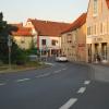 Der Engpass am Alten Rathaus (vorne) in Rimpar ist für große Lkws eine Herausforderung.