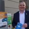 Volkachs Bürgermeister Heiko Bäuerlein freut sich über die Aktion „2 Stunden kostenfreies Parken mit Parkscheibe“ in der Altstadt.