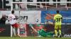 2:0 für Regensburg: Sebastian Stolze (links) lässt Fabian Giefer im Kasten der Kickers keine Chance, auch Robert Herrmann kann das zweite Gegentor nicht mehr verhindern. 2:0 für Regensburg: Sebastian Stolze (links) lässt Fabian Giefer im Kasten der Kickers keine Chance, auch Robert Herrmann kann das zweite Gegentor nicht mehr verhindern.