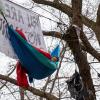 Aus Solidarität zu den Umweltschützern im Dannenröder Wald hingen auch am Samstag im Würzburger Ringpark Demonstranten in den Bäumen. 