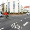 Optisch markant und psychologisch wirksam: der Fahrrad-Sicherheitsstreifen in der Bad Kissinger Erhardstraße. 
