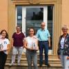 Maintal-Geschäftsführerin Anne Feulner (vorne rechts), Personalreferentin Susanne Ströhlein und Betriebsleiter Christian Hastedt gratulieren ihren Auszubildenden Anna-Lena Zimmermann (vorne links) und Selina Wagner (vorne Mitte) zum Erhalt des Staatspreises der Regierung von Unterfranken für besondere schulische Leistungen.