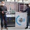 Abteilungsleiter Daniel Müller und Schulleiter Hermann Ruppert freuen sich über die neue I 4.0-Anlage