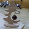 Mit einer Weihnachtsskulptur des Gochsheimer Holzschnitzers Manuel Kuhn bedankten sich Bürgermeister Kneuer und die Gemeinde Gochsheim beim Gemeinderat.